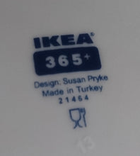 Lade das Bild in den Galerie-Viewer, 2er Set PLATZTELLER - Porzellan, Breiter Dunkelblauer Rand Motiv Dekor