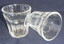 Lade das Bild in den Galerie-Viewer, 2er Set SHOT~ SCHNAPS~ GETRÄNKEGLÄSER - Hartglas, Säulenartiges Relief Motiv Dekor
