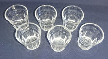 Lade das Bild in den Galerie-Viewer, 6er Set SHOT~ SCHNAPS~ GETRÄNKEGLÄSER - Hartglas, Säulenartiges Relief Motiv Dekor