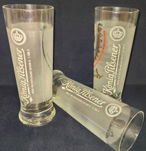 Lade das Bild in den Galerie-Viewer, BIER~ GETRÄNKE~ SAMMELGLAS "König von Deutschland Edition II" "Nr. 3 von 3" - Hartglas, Mattiertes Personen Bier Motiv Unterschriften Autogramme Firma Aufschrift Symbol Motiv Dekor, Til Schweiger & Boris Becker Designer (nBC)
