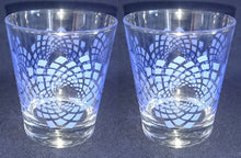Lade das Bild in den Galerie-Viewer, 2er Set WHISKEY~ WHISKY~ GETRÄNKEGLÄSER - Hartglas, Blaue & Weiße Spirale Wirbel Quadrat Viereck Karo Motiv Dekor