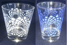 Lade das Bild in den Galerie-Viewer, 2er Set WHISKEY~ WHISKY~ GETRÄNKEGLÄSER - Hartglas, Blaue & Weiße Spirale Wirbel Quadrat Viereck Karo Motiv Dekor