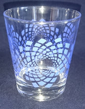 Lade das Bild in den Galerie-Viewer, 2er Set WHISKEY~ WHISKY~ GETRÄNKEGLÄSER - Hartglas, Blaue & Weiße Spirale Wirbel Quadrat Viereck Karo Motiv Dekor