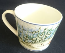 Lade das Bild in den Galerie-Viewer, KAFFEETASSE "Gallery" - Porzellan, Wald Baum Bäume Schneemann Zaun Holz Haus Futterkrippe Motiv Dekor (BC)