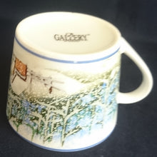 Lade das Bild in den Galerie-Viewer, KAFFEETASSE "Gallery" - Porzellan, Wald Baum Bäume Schneemann Zaun Holz Haus Futterkrippe Motiv Dekor (BC)