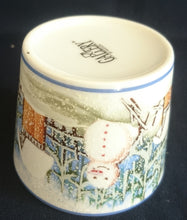 Lade das Bild in den Galerie-Viewer, KAFFEETASSE "Gallery" - Porzellan, Wald Baum Bäume Schneemann Zaun Holz Haus Futterkrippe Motiv Dekor (BC)