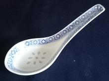 Lade das Bild in den Galerie-Viewer, SUPPENLÖFFEL - Porzellan, Chinesisches Abstraktes Rand Linien Punkte Relief Motiv Dekor