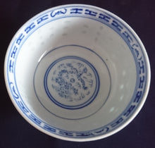 Lade das Bild in den Galerie-Viewer, 2er Set SUPPENTASSEN ~BECHER & SUPPENLÖFFEL - Porzellan, Chinesisches Abstraktes Rand Linien Drachen Punkte Relief Motiv Dekor