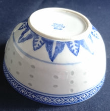 Lade das Bild in den Galerie-Viewer, 3er SUPPENTASSEN GEDECK - Porzellan, Chinesisches Abstraktes Rand Linien Drachen Punkte Relief Motiv Dekor