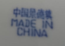 Lade das Bild in den Galerie-Viewer, 2er Set SUPPENTASSEN UNTERTELLER - Porzellan, Chinesisches Abstraktes Rand Linien Drachen Punkte Relief Motiv Dekor