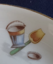 Lade das Bild in den Galerie-Viewer, UNTERTASSE - Porzellan, Gold Außen Innenrand Sandkasten Spielzeuge Puppenfigur Motiv Dekor (nBC)