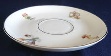 Lade das Bild in den Galerie-Viewer, UNTERTASSE - Porzellan, Gold Außen Innenrand Sandkasten Spielzeuge Puppenfigur Motiv Dekor (nBC)