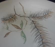 Lade das Bild in den Galerie-Viewer, DESSERTTELLER - Porzellan, Goldrand Flora Tannenzweige Blatt Blätter Nadeln Motiv Dekor