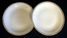 Lade das Bild in den Galerie-Viewer, 2er Set DESSERTTELLER - Porzellan, Goldrand Schleifen Kreise Punkte Motiv Dekor