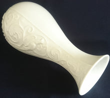 Lade das Bild in den Galerie-Viewer, BLUMENVASE - Porzellan, Abstrakt Flora Pflanzen Ranken Relief Motiv Dekor