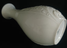 Lade das Bild in den Galerie-Viewer, BLUMENVASE - Porzellan, Abstrakt Flora Pflanzen Ranken Relief Motiv Dekor