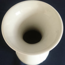 Lade das Bild in den Galerie-Viewer, BLUMENVASE - Porzellan, Abstrakt Flora Pflanzen Ranken Relief Motiv Dekor