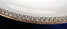 Lade das Bild in den Galerie-Viewer, SPEISETELLER - Porzellan, Goldrand Schleifen Kreise Punkte Motiv Dekor