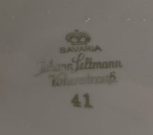 Lade das Bild in den Galerie-Viewer, 2er Set SPEISETELLER - Porzellan, Goldrand Schleifen Kreise Punkte Motiv Dekor