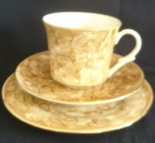 Lade das Bild in den Galerie-Viewer, 3er KAFFEEGEDECK - Porzellan, Goldrand Perlmut Abstrakt Batik Motiv Dekor