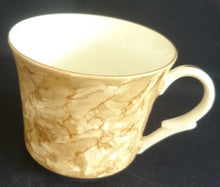 Lade das Bild in den Galerie-Viewer, 2er Set KAFFEETASSEN - Porzellan, Goldrand Perlmut Abstrakt Batik Motiv Dekor