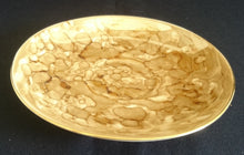 Lade das Bild in den Galerie-Viewer, UNTERTASSE - Porzellan, Goldrand Perlmut Abstrakt Batik Motiv Dekor