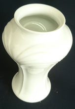 Lade das Bild in den Galerie-Viewer, BLUMENVASE - Porzellan, Säulen Bogen Linien Relief Motiv Dekor, Handarbeit