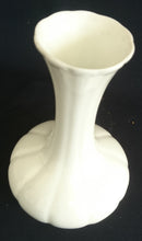 Lade das Bild in den Galerie-Viewer, BLUMENVASE - Porzellan, Senkrechte Linien Streifen Relief Motiv Dekor