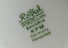 Lade das Bild in den Galerie-Viewer, BLUMENVASE - Porzellan, Senkrechte Linien Streifen Relief Motiv Dekor