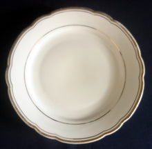 Lade das Bild in den Galerie-Viewer, DESSERTTELLER - Porzellan, Goldrand Außen Innen Gewölbter Relief Außen Motiv Dekor