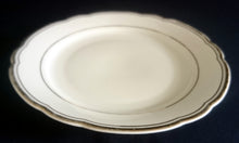 Lade das Bild in den Galerie-Viewer, DESSERTTELLER - Porzellan, Goldrand Außen Innen Gewölbter Relief Außen Motiv Dekor