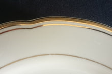 Lade das Bild in den Galerie-Viewer, DESSERTTELLER - Porzellan, Goldrand Außen Innen Gewölbter Relief Außen Motiv Dekor