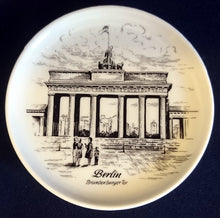 Lade das Bild in den Galerie-Viewer, SAMMELTELLERCHEN UNTERSETZER - Porzellan, Stadt Berlin Sehnswürdigkeit Brandenburger Tor Motiv Dekor (BC)