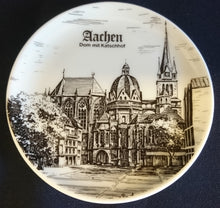 Lade das Bild in den Galerie-Viewer, SAMMELTELLERCHEN UNTERSETZER - Porzellan, Stadt Aachen Dom mit Katschhof Gebäude Kirche Burg Aufschrift Motiv Dekor (BC)