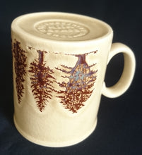 Lade das Bild in den Galerie-Viewer, KAFFEETASSE - Keramik / Steingut, Flora Natur Baum Bäume Holz Relief Motiv Dekor
