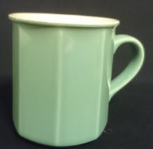 Lade das Bild in den Galerie-Viewer, KAFFEETASSE - Keramik / Steingut, Achtkantige Oktagon Form Motiv Dekor (Hellblau Grünlich)