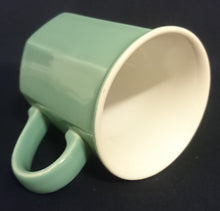 Lade das Bild in den Galerie-Viewer, KAFFEETASSE - Keramik / Steingut, Achtkantige Oktagon Form Motiv Dekor (Hellblau Grünlich)