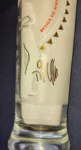 Lade das Bild in den Galerie-Viewer, BIER~ GETRÄNKE~ SAMMELGLAS "König von Deutschland Edition II" "Nr. 2 von 3" - Hartglas, Mattiertes Person Mann Unterschriften Autogramm Firma Aufschrift Symbol Motiv Dekor, Til Schweiger Designer (nBC)