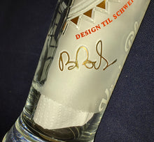 Lade das Bild in den Galerie-Viewer, BIER~ GETRÄNKE~ SAMMELGLAS "König von Deutschland Edition II" "Nr. 3 von 3" - Hartglas, Mattiertes Personen Bier Motiv Unterschriften Autogramme Firma Aufschrift Symbol Motiv Dekor, Til Schweiger & Boris Becker Designer (nBC)