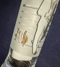 Lade das Bild in den Galerie-Viewer, BIER~ GETRÄNKE~ SAMMELGLAS "König von Deutschland Edition II" "Nr. 3 von 3" - Hartglas, Mattiertes Personen Bier Motiv Unterschriften Autogramme Firma Aufschrift Symbol Motiv Dekor, Til Schweiger & Boris Becker Designer (nBC)