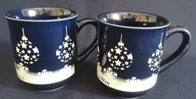Lade das Bild in den Galerie-Viewer, GLÜHWEINTASSE - Keramik / Steingut, Weihnachtskugeln Sterne Schneeflocken Aufschrift Motiv Dekor