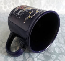 Lade das Bild in den Galerie-Viewer, GLÜHWEINTASSE - Keramik / Steingut, Winterschnee Menschen Haus Häuser Frohe Weihnachten Aufschrift Motiv Dekor