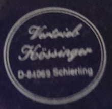 Lade das Bild in den Galerie-Viewer, GLÜHWEINTASSE - Keramik / Steingut, Winterschnee Menschen Haus Häuser Frohe Weihnachten Aufschrift Motiv Dekor