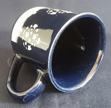 Lade das Bild in den Galerie-Viewer, GLÜHWEINTASSE - Keramik / Steingut, Weihnachtskugeln Sterne Schneeflocken Aufschrift Motiv Dekor