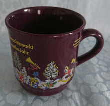 Lade das Bild in den Galerie-Viewer, GLÜHWEINTASSE - Keramik / Steingut, Stadt Frankfurt Weihnachtsmarkt Goethe Jahr Aufschrift Engel Menschen Leute Geschenke Motiv Dekor