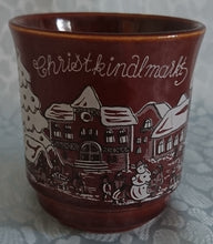 Lade das Bild in den Galerie-Viewer, GLÜHWEINTASSE - Keramik / Steingut, Dorf Haus Kirche Weihnachten Advent Schnee Christkindlmarkt Aufschrift Motiv Dekor