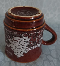 Lade das Bild in den Galerie-Viewer, GLÜHWEINTASSE - Keramik / Steingut, Dorf Haus Kirche Weihnachten Advent Schnee Christkindlmarkt Aufschrift Motiv Dekor