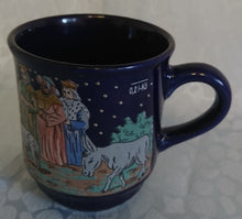 Lade das Bild in den Galerie-Viewer, GLÜHWEINTASSE - Keramik / Steingut, Frohe Weihnacht Aufschrift Engel Menschen Baby Kinder Tiere Krippen Motiv Dekor