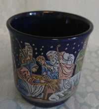 Lade das Bild in den Galerie-Viewer, GLÜHWEINTASSE - Keramik / Steingut, Frohe Weihnacht Aufschrift Engel Menschen Baby Kinder Tiere Krippen Motiv Dekor