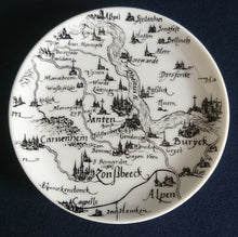 Lade das Bild in den Galerie-Viewer, SAMMELTELLERCHEN UNTERSETZER (A) - Porzellan, Alte Landkarten Stadt Städte Namen Motiv Dekor (BC)